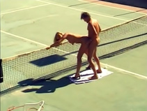 pornografia Cagna sul campo da tennis dal suo insegnante